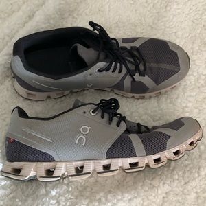 Womens on cloud running shoes size 9.5